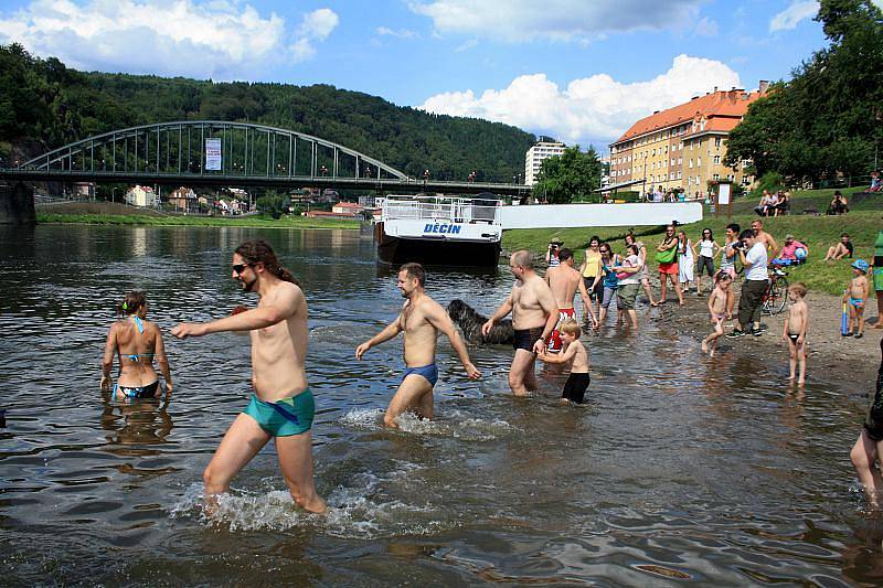 Evropský den koupání v řekách oslavilo v Děčíně několik desítek lidí.