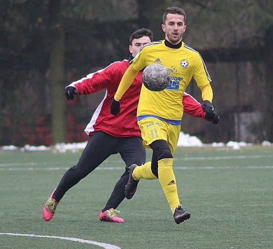 BEZ PŘEKVAPENÍ. Fotbalisté Varnsdorfu (ve žlutém) porazili Nymburk 3:0.