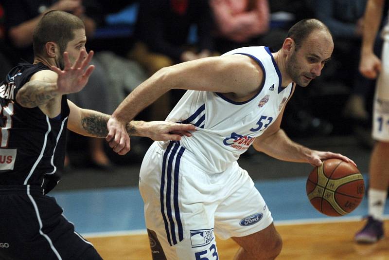 DĚČÍNŠTÍ BASKETBALISTÉ (v tmavém) prohráli v Ostravě.