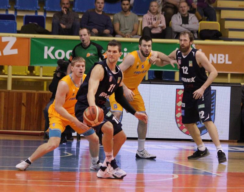 DĚČÍNŠTÍ BASKETBALISTÉ vyhráli v Prostějově 76:71.