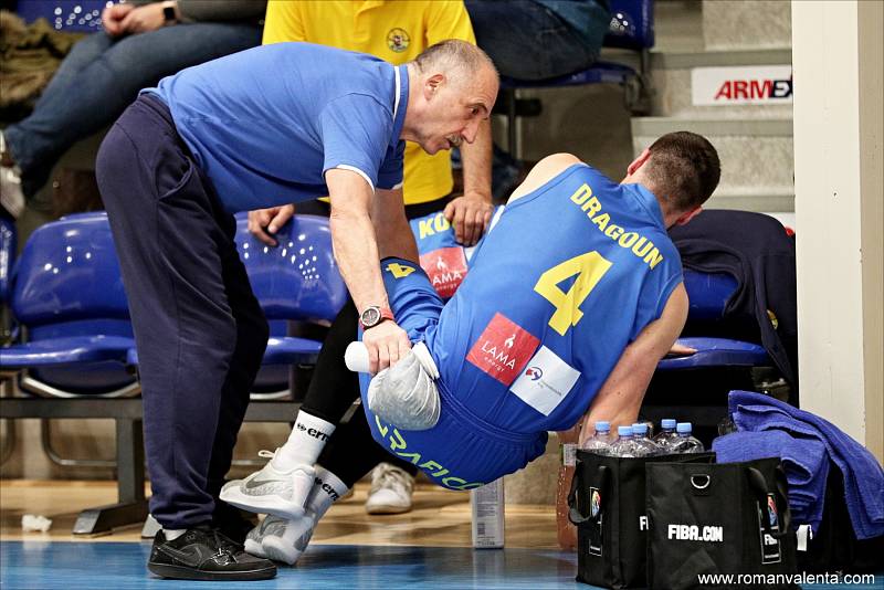 PADLA STOVKA. Děčínští basketbalisté (v bílém) porazili Opavu 100:79.