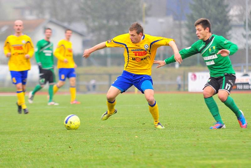 BRAVO! Fotbalisté Varnsdorfu (ve žlutém) porazili 3:1 Sokolov.