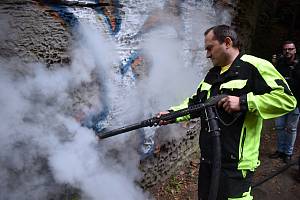 Ve Hřensku začali odstraňovat graffiti v Edmundově soutěsce.