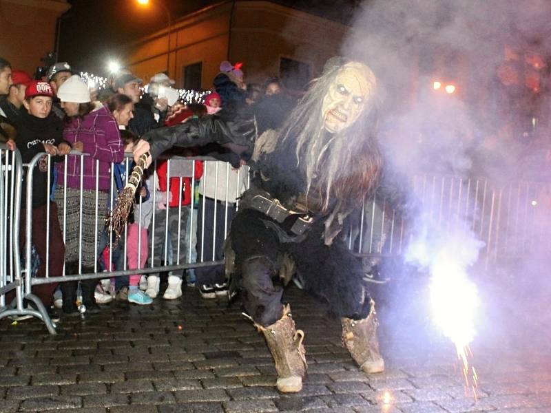 Krampusáci vyděsili Benešov.