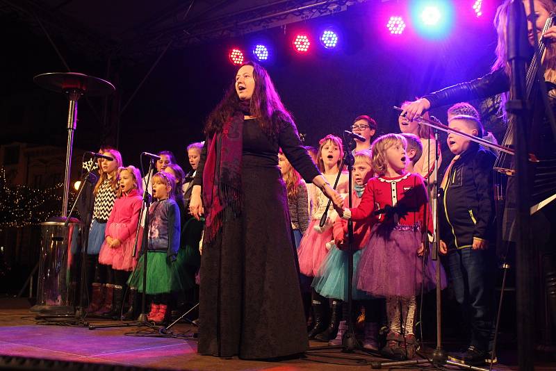 Poslední adventní víkend zahájili v Děčíně SaH, obří anděl a smyčcové trio Inflagranti společně se sborem DDM Děčín.