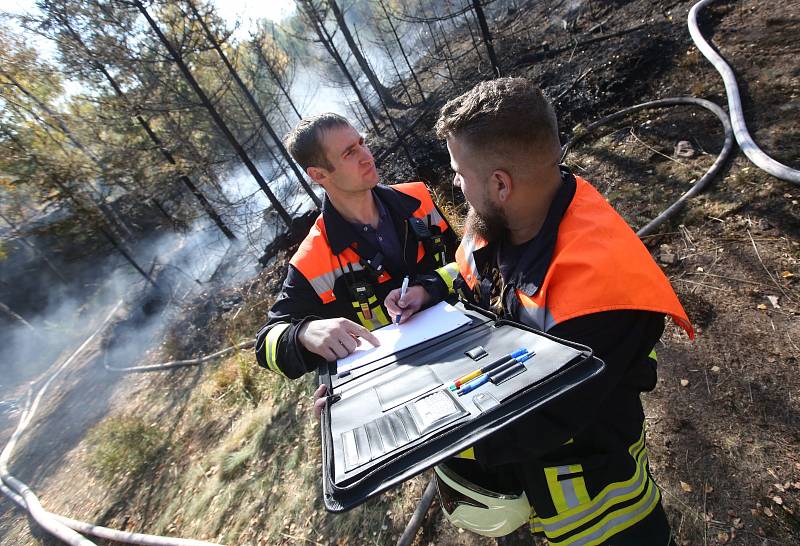 Lesní požár u Tisé hasiči likvidují už druhý den