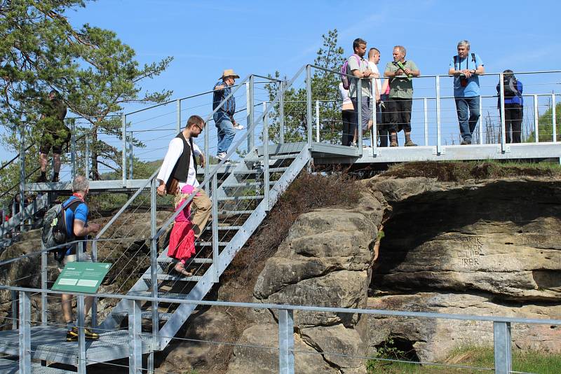 Vášniví turisté zahájili sezonu v národním parku několikakilometrovým výletem.