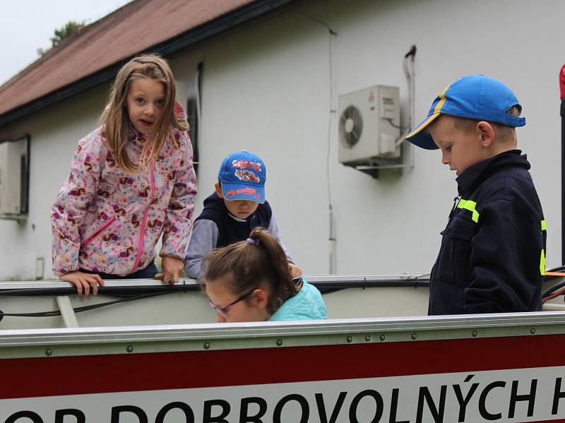 Hasiči ze Šluknova oslavili 150. výročí v zámeckém parku.