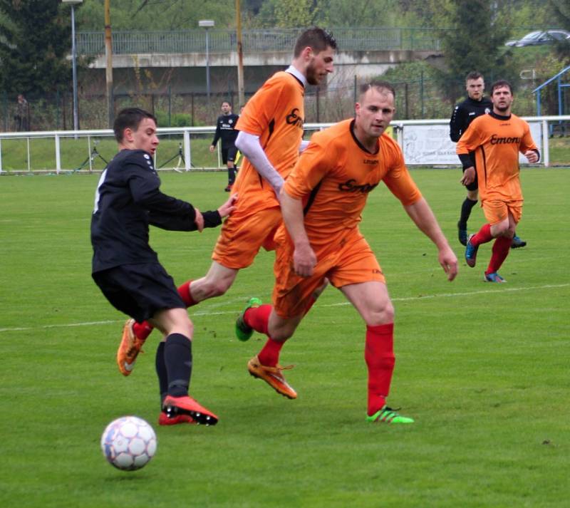 DERBY. Benešov (oranžové dresy) doma porazil 2:0 Českou Kamenici.