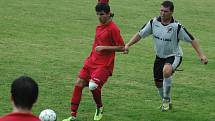 BŘEZINY (v červeném) jsou zatím stoprocentní. Tentokráte doma porazily 3:1 Verneřice.