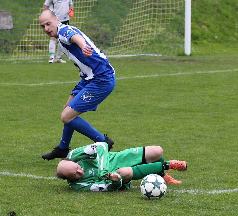 JASNÁ VÝHRA. Jiřetín pod Jedlovou (v modrém) doma přehrál Rybniště 6:0.