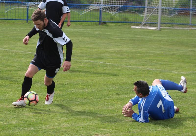 JASNÁ VÝHRA. Fotbalisté České Kamenice B (modrá) vyhráli 5:1 ve Františkově.