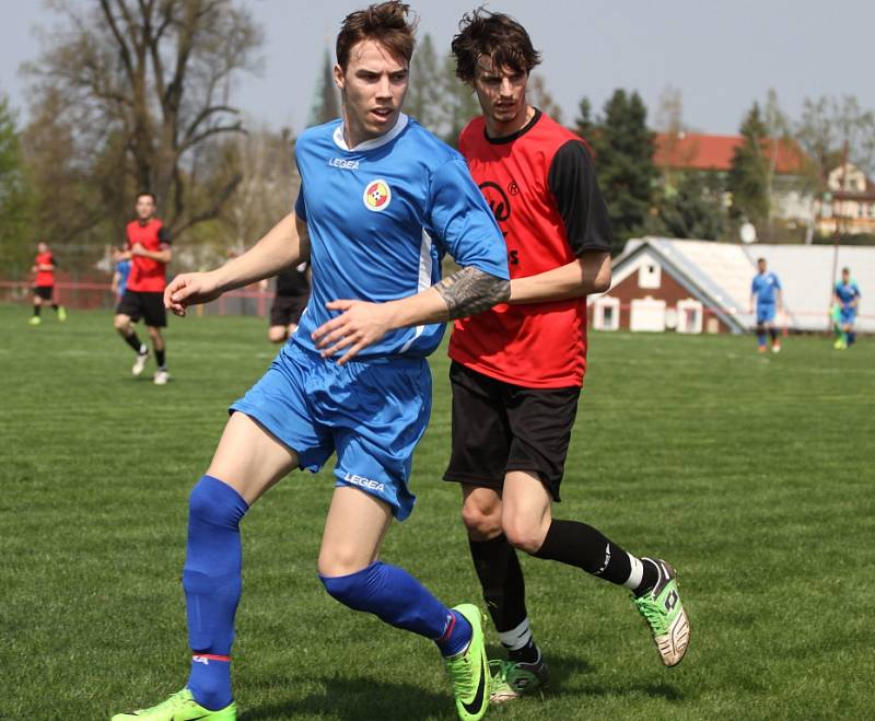 NEDAŘILO. Jiříkov (v modrém) doma zaslouženě podlehl Hostovicím 1:3.