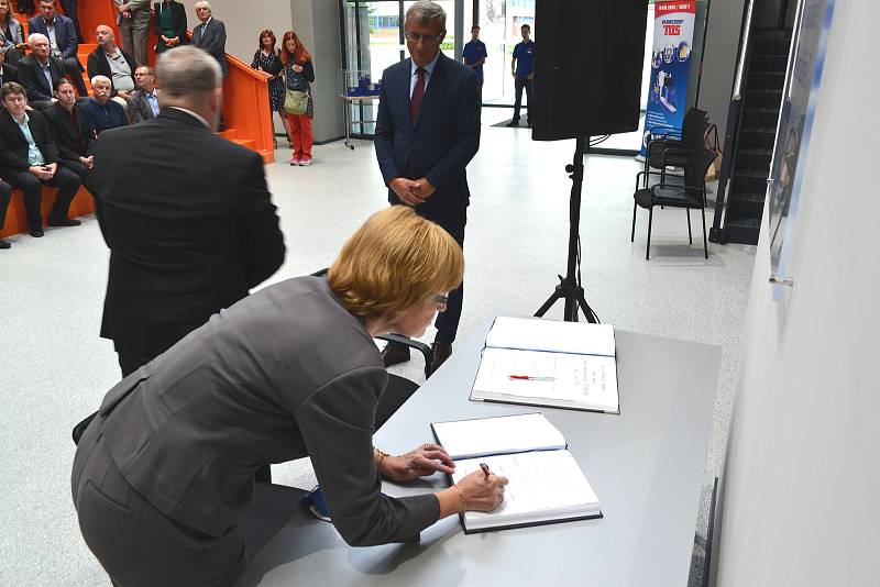 Slavnostní otevření nové budovy průmyslové školy TOS Varnsdorf.