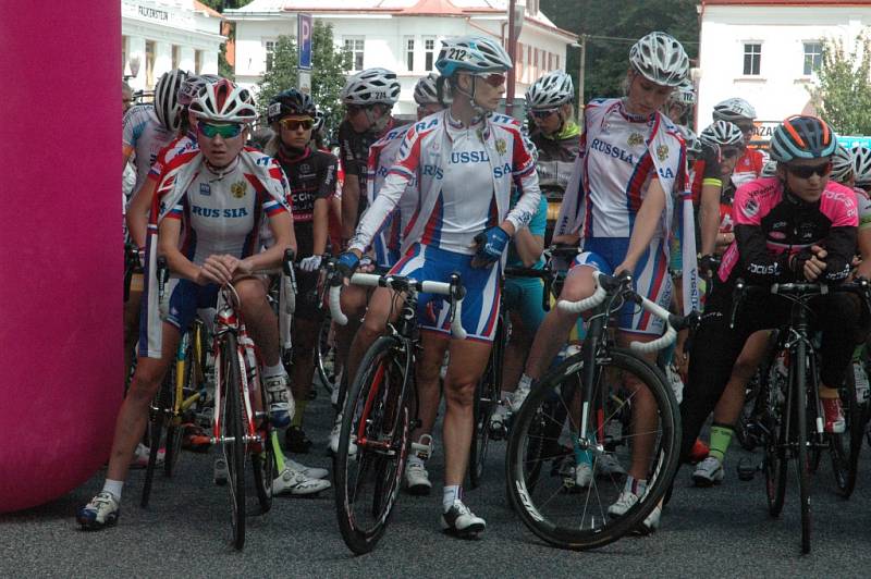 TOUR DE FEMININ 2016. Mezinárodní cyklistický závod byl ve čtvrtek zahájen I. etapou v Krásné Lípě.