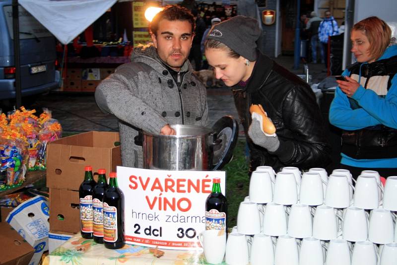 První advent zahájily trhy na Masarykově náměstí.