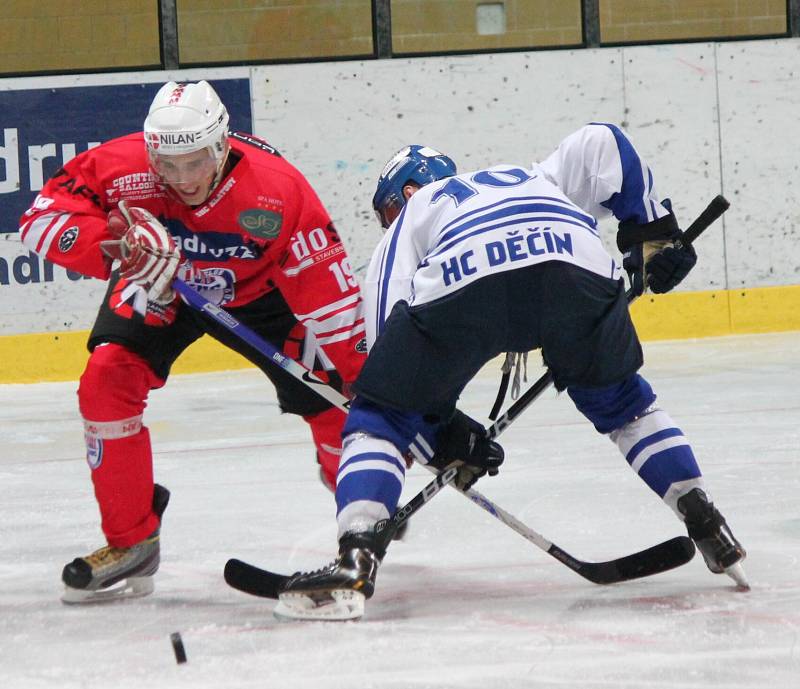 BRAVO! Děčínští hokejisté (v bílém) vyhráli 6:4 v Klatovech.