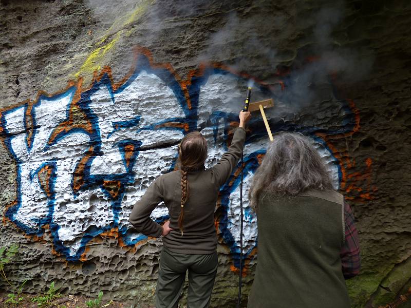 Vandal poničil skálu v Edmundově soutěsce.