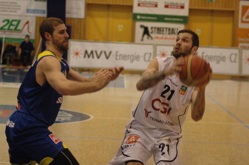 DEBAKL. Děčín je králem severu! Doma rozdrtil v derby Ústí nad Labem 102:62.