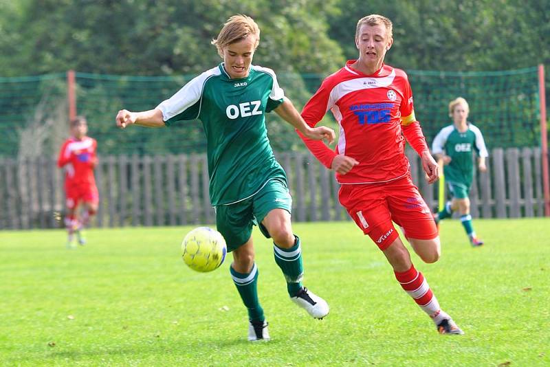 ZTRÁTA. Varnsdorf U 19 (červené dresy) doma prohrál 2:3 s Letohradem.