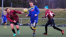 MLADÍCI PROHRÁLI. Varnsdorf U 19 (v modrém) prohrál 2:6 s FK Doksy.