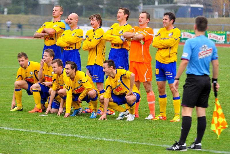 BRAVO! Fotbalisté Varnsdorfu (ve žlutém) porazili 3:1 Sokolov.