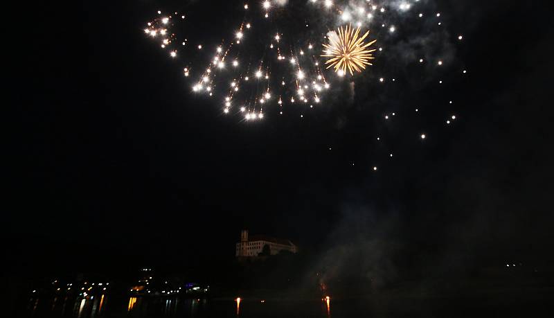 Děčínské slavnosti 2018 začaly velkolepým ohňostrojem.