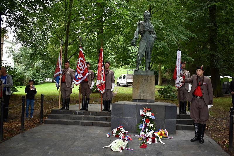 Sokolové přišli položit květiny k pomníku Miroslava Tyrše.