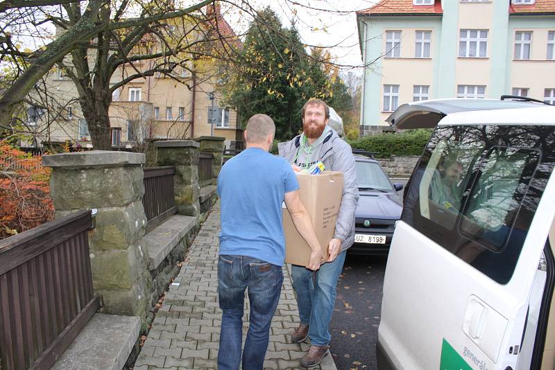 Děčínští basketbalisté přivezli do azylového domu potravinovou sbírku.