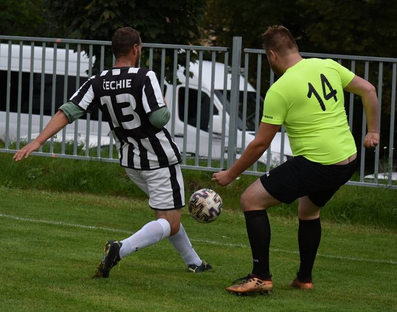 Malšovice (světlé dresy) jsou stále stoprocentní. Doma porazily Horní Podluží 5:1.