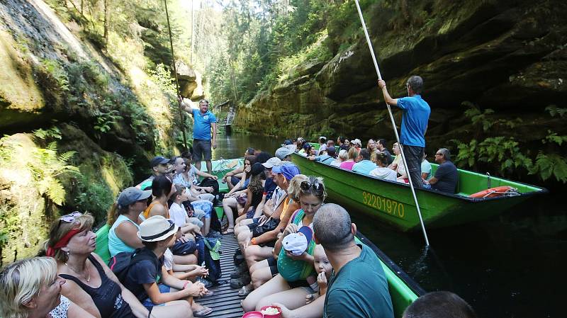 Do soutěsek ve Hřensku každoročně míří stovky tisíc turistů.