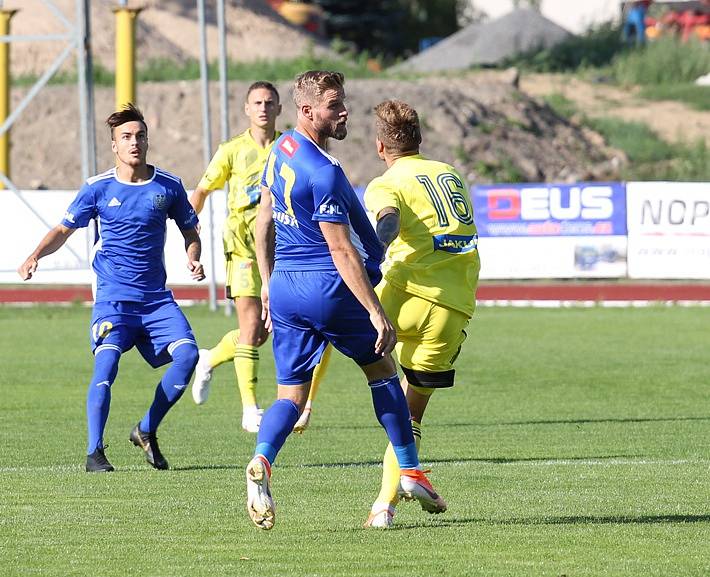 TŘI BODY. Fotbalisté Varnsdorfu (ve žlutém) porazili Jihlavu 2:1 a slaví první vítězství v sezóně.