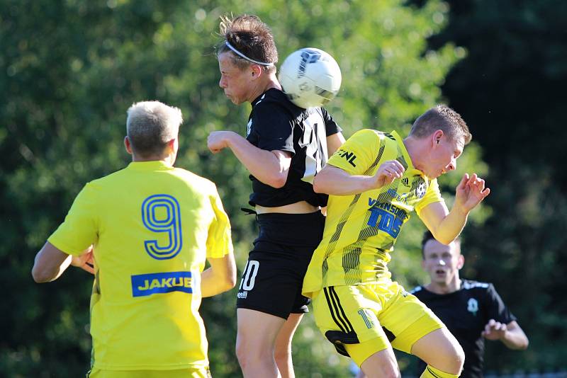 První přátelský zápas mají za sebou fotbalisté Varnsdorfu (ve žlutém). Ve Vrkoslavicích prohráli 1:2 s Jabloncem B.