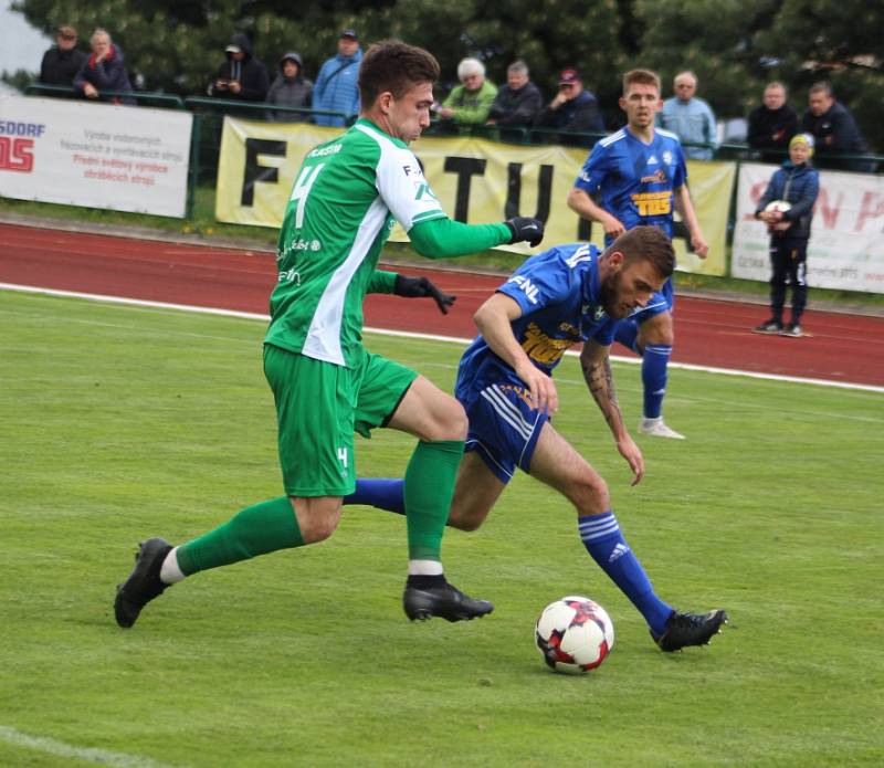 DALŠÍ PORÁŽKA. Fotbalisté Varnsdorfu (v modrém) doma prohráli s Vlašimí 0:2.