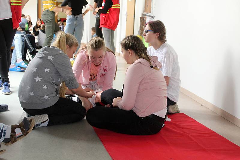 Studenti zdrávky učili gymnazisty první pomoc.