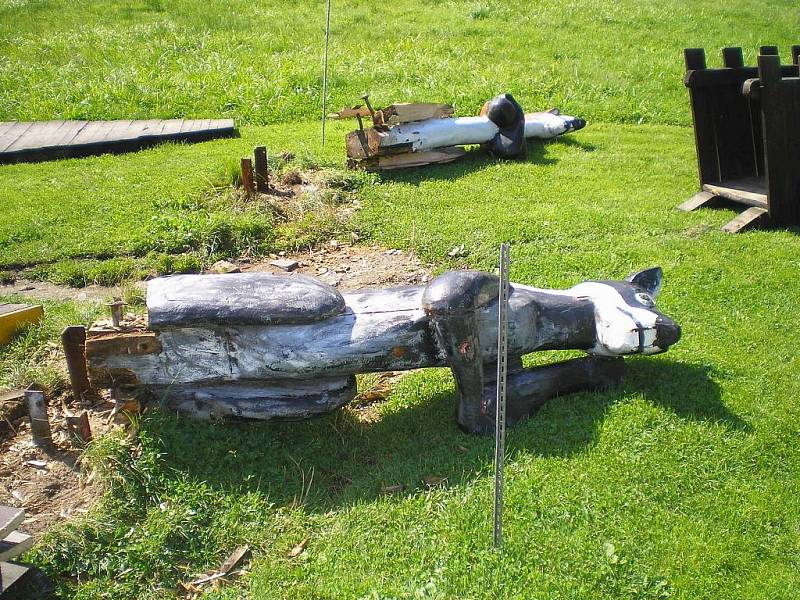 Dětské hřiště v Kytlicích bylo vyhlášené. Dřevěné sochy zvířat a pohádkových bytostí vyřezal kytlický umělec Ivo Švejnoha.