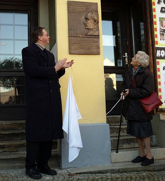 Odhalení pamětní desky si nenechala ujít ani dcera Johanna Radona, pětaosmdesátiletá Brigitte Bukovics.