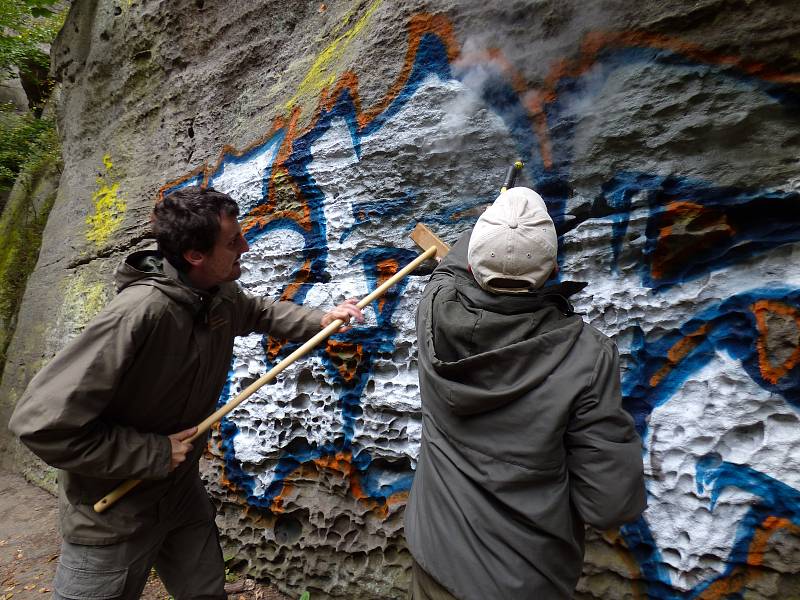 Vandal poničil skálu v Edmundově soutěsce.