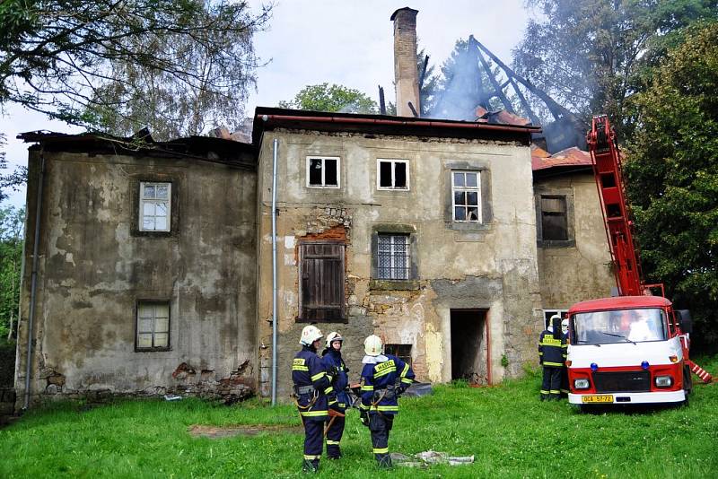 Oheň zdevastoval 300 let starou faru v Brtníkách.