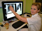 Lékařka Kateřina Wurstová může pacientovi sdělit dobrou zprávu – rentgenové snímky žádné onemocnění neprokazují.