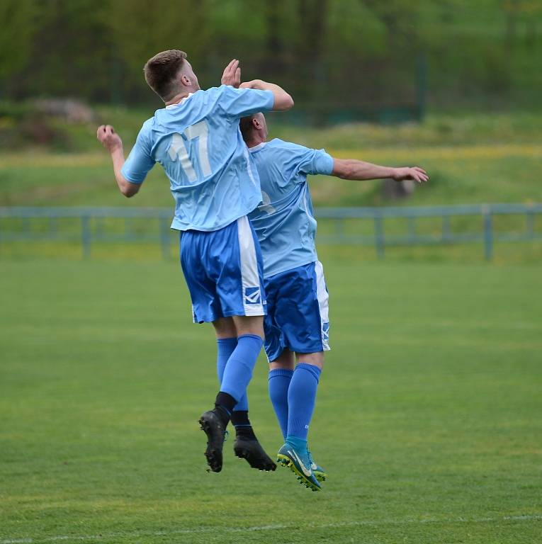 KONEČNĚ. Fotbalisté České Kamenice (v modrém) doma porazili Mojžíř a ukončili dlouhou sérii porážek.