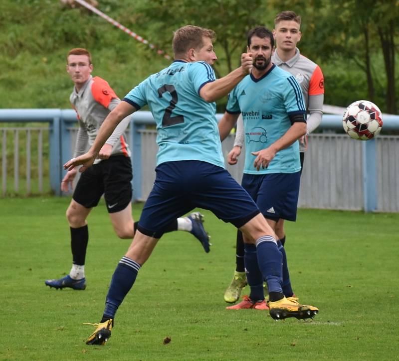 Fotbalisté Jílové (modré dresy) doma porazili tým Most-Souš B 5:2.