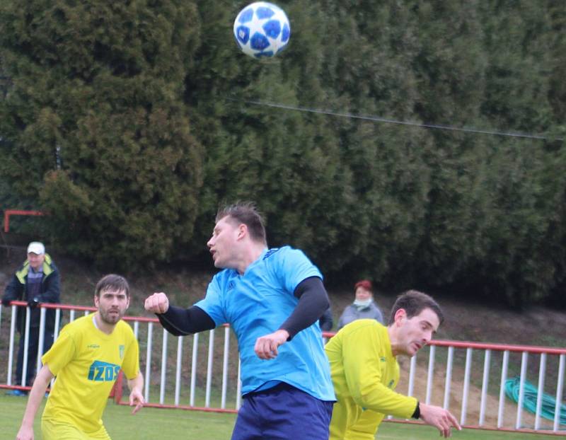 DOBRÝ START. Fotbalisté Modré (modré dresy) doma udolali Žatec 3:2.