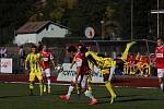 PORÁŽKA. Fotbalisté Varnsdorfu (ve žlutém) podlehli Pardubicím 1:2.