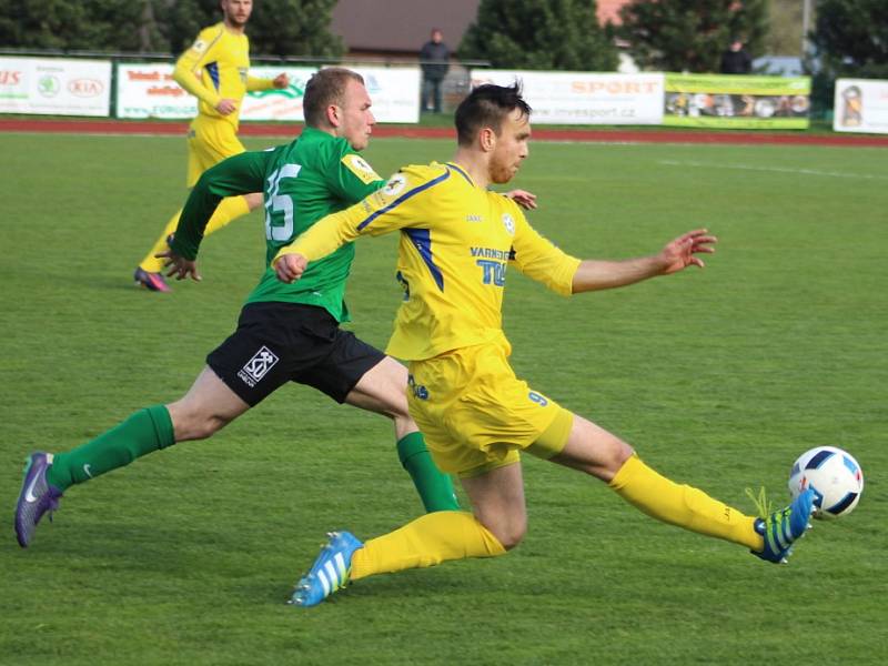 FOTBALISTÉ VARNSDORFU (ve žlutém dresu) přivítali doma Sokolov.