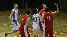 DERBY. Basketbalisté Varnsdorfu (v bílém) doma porazili Děčín.