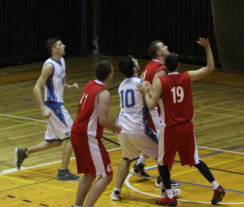 DERBY. Basketbalisté Varnsdorfu (v bílém) doma porazili Děčín.