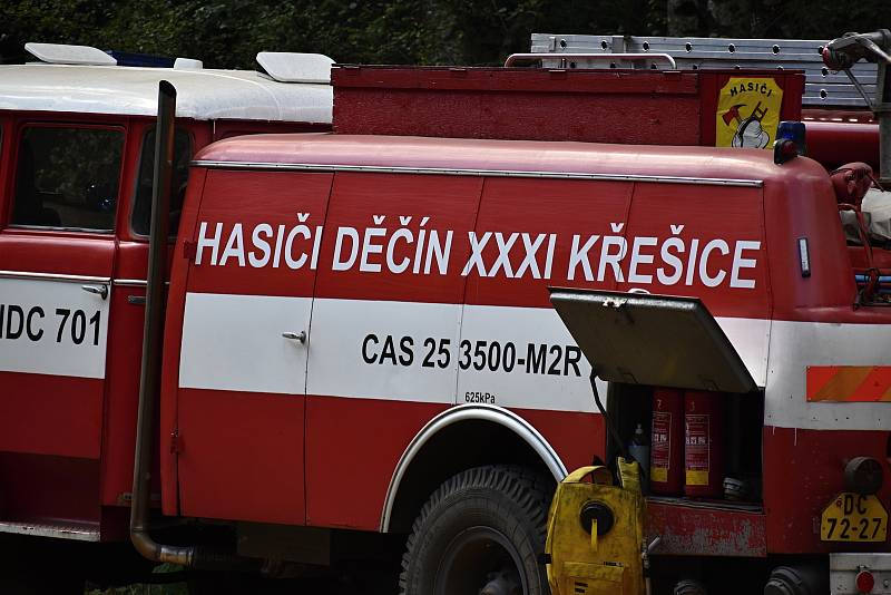 Dobrovolní hasiči z Křešic drží požární hlídku nedaleko Růžové.
