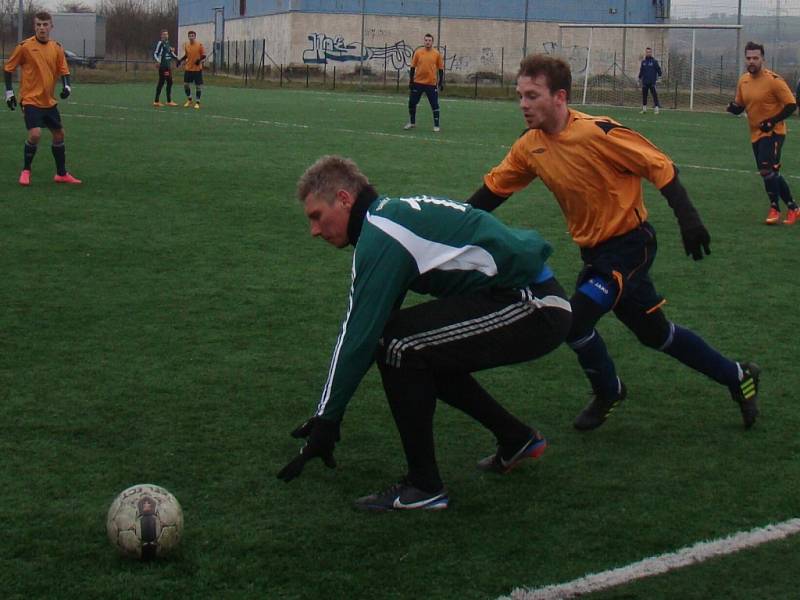 JÍLOVŠTÍ FOTBALISTÉ (v oranžovém) porazili Modlany 3:2.