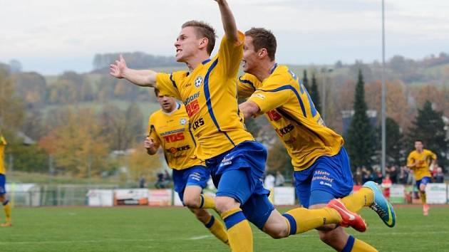 BRAVO! Varnsdorf (ve žlutém) doma smetl neškodný Most 4:0.